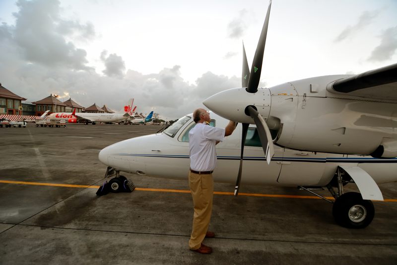 090413 Mike Laver preflights N50ET at Denpasar